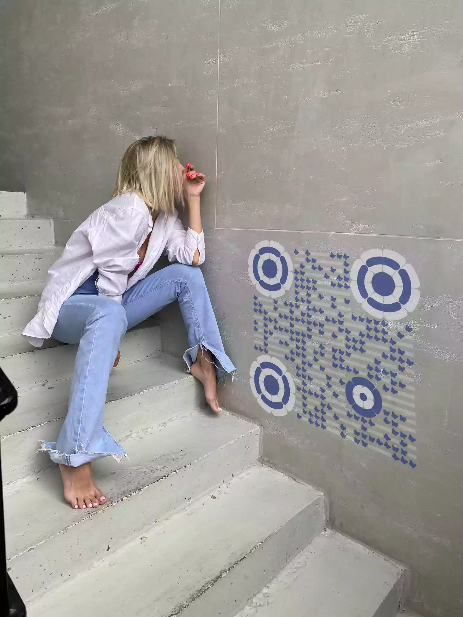 QRcodeLab qr generator - fashion woman on Staircase and 3D qr image embedding