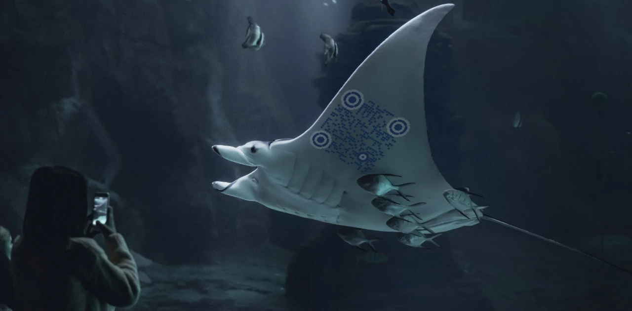 QRcodeLab qr generator - qr image on manta ray in aquarium with girl doing smartphone scanning